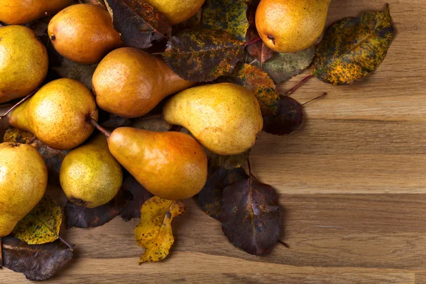 Peren op houten tafel — Stockfoto