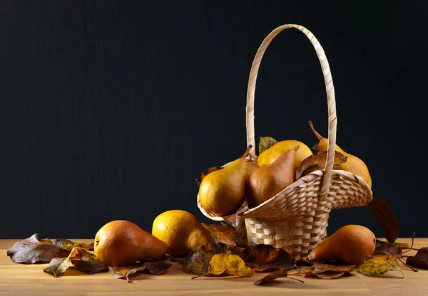 Birnen auf Holztisch — Stockfoto