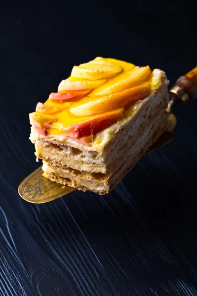 Süße Torte mit Äpfeln — Stockfoto