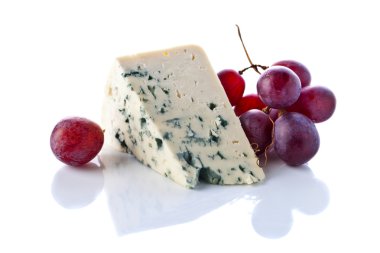 Gorgonzola ve üzerinde beyaz izole üzüm