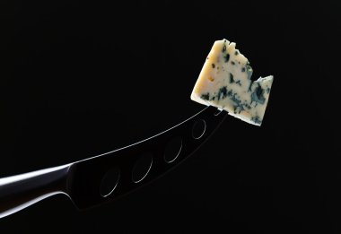 Gorgonzola siyah bir zemin üzerine