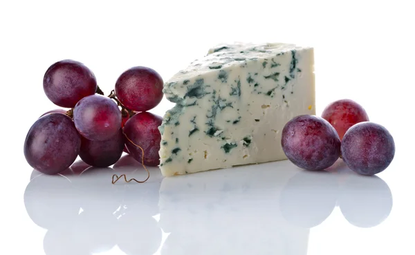 Gorgonzola and grape isolated on  white — Stock Photo, Image