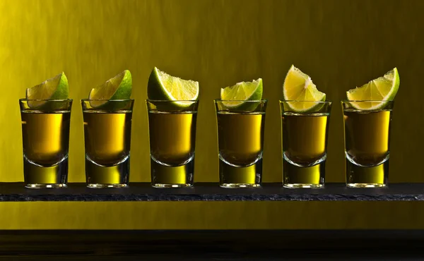Tequila de oro con lima — Foto de Stock
