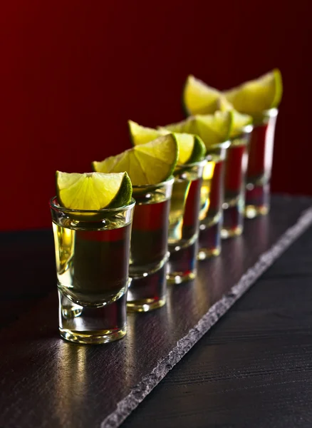 Kireç ile altın tequila — Stok fotoğraf