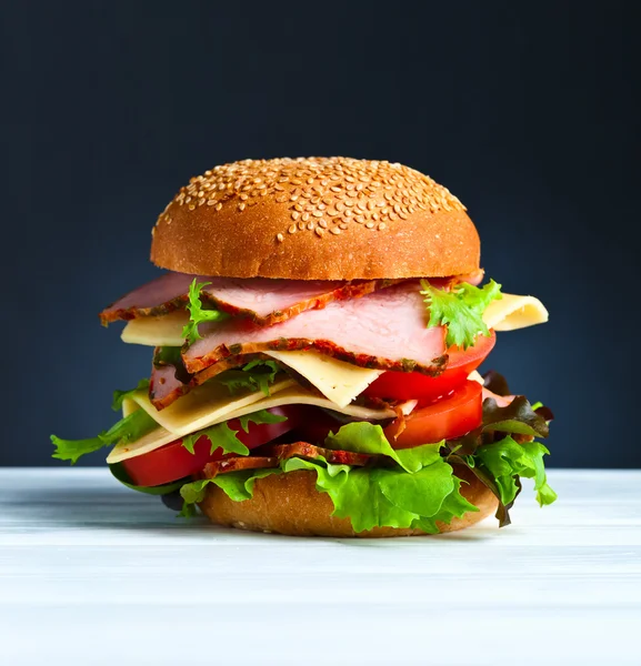 Hambúrguer com presunto e salada — Fotografia de Stock