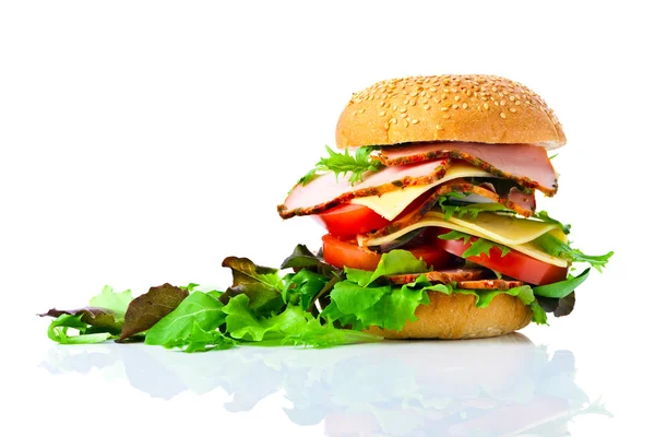 Hambúrguer isolado sobre fundo branco — Fotografia de Stock