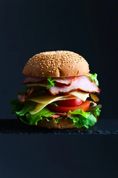 Hamburger met ham en salade — Stockfoto