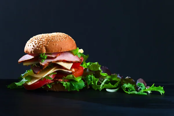 Hamburger met ham en salade — Stockfoto