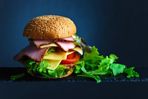 Hamburger met ham en salade — Stockfoto