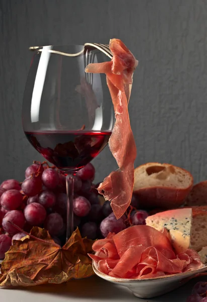 Jamon e vinho tinto — Fotografia de Stock