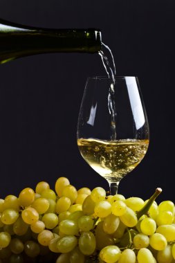 şarap kadehinin dökülür varlık