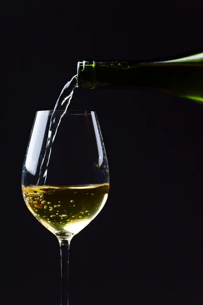 Wein wird in ein Weinglas gegossen — Stockfoto