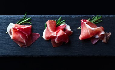 Jamon siyah bir zemin üzerine