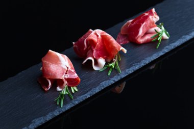 Jamon siyah bir zemin üzerine