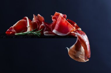 Jamon siyah bir zemin üzerine