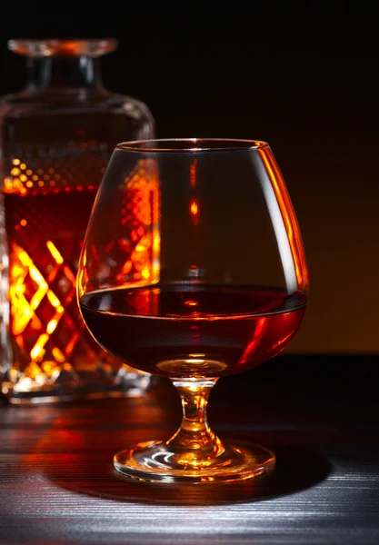 Brandy su tavolo di legno nero — Foto Stock