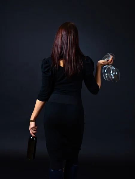 레드 와인으로 젊은 아름 다운 여자 — 스톡 사진