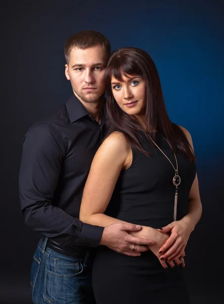 Paar auf schwarzem Hintergrund — Stockfoto