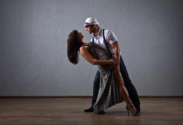 Dancing young couple — Stock Photo, Image