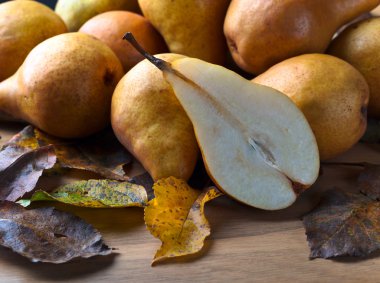  Armutlar ahşap masada.