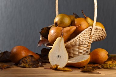  Armutlar ahşap masada.