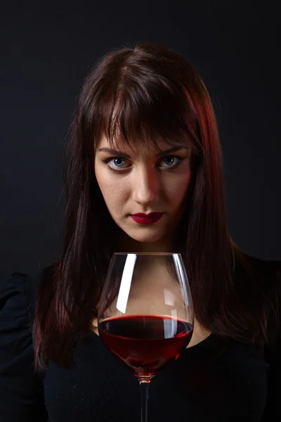 Jeune belle femme avec du vin rouge — Photo