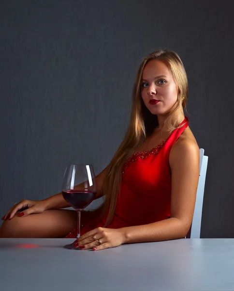 Hermosa mujer con vino tinto — Foto de Stock