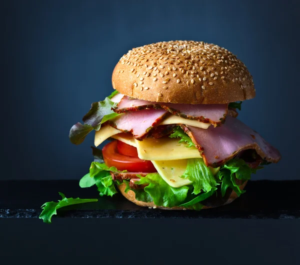 Hamburger met ham en salade — Stockfoto