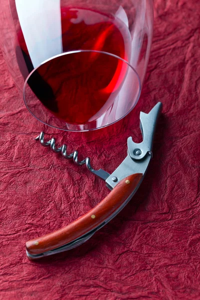 Rode wijn en kurkentrekker — Stockfoto