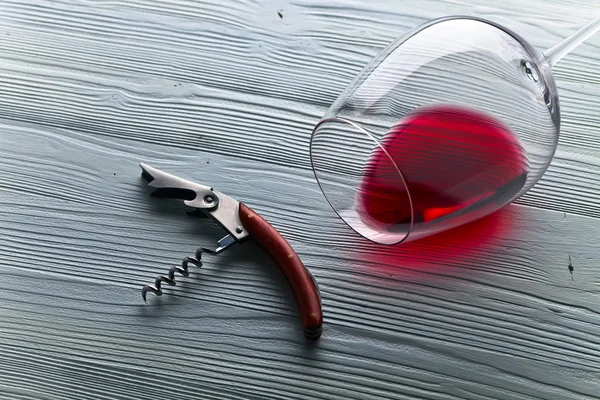 Rotwein auf Holztisch — Stockfoto