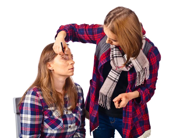 Make-up Artist schminkt ein Modell — Stockfoto