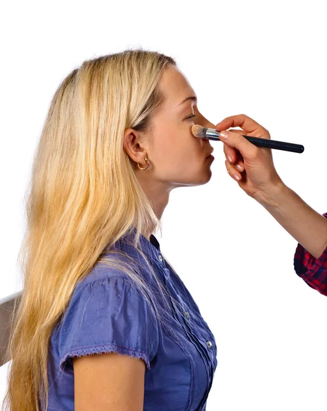 Maquillaje artista aplicar maquillaje a un modelo —  Fotos de Stock
