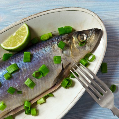 ringa balığı yeşil soğan ile