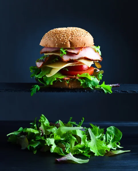 Hamburger met ham en salade — Stockfoto