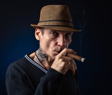 adam şapka yasaktır puro ile