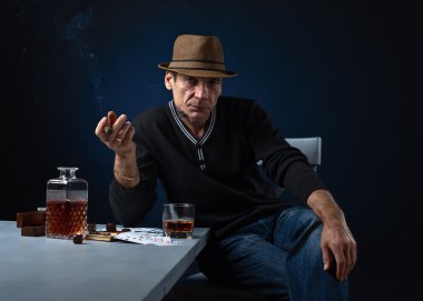 viski ve puro olan adam