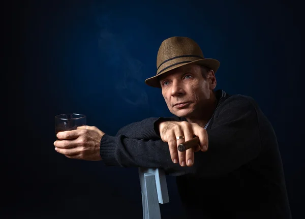 Man with hat smoking cigar — Stock Photo, Image