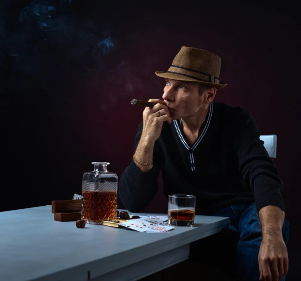 Hombre con whisky y cigarro — Foto de Stock