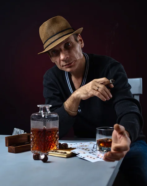 Hombre con whisky y cigarro — Foto de Stock