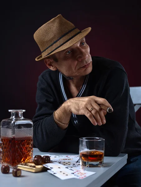 Hombre con whisky y cigarro — Foto de Stock