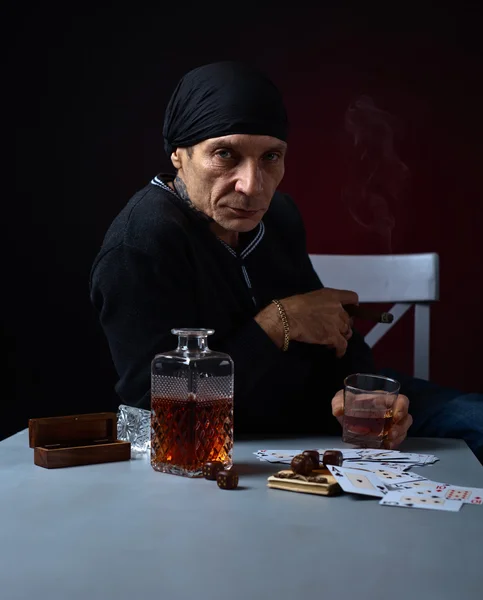 Homme avec whisky et cigare — Photo