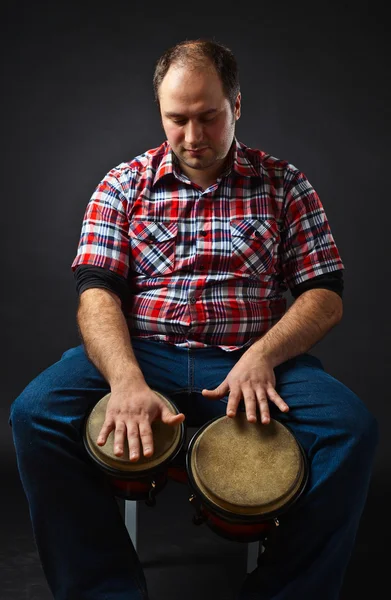 Porträtt av musiker med bongo — Stockfoto