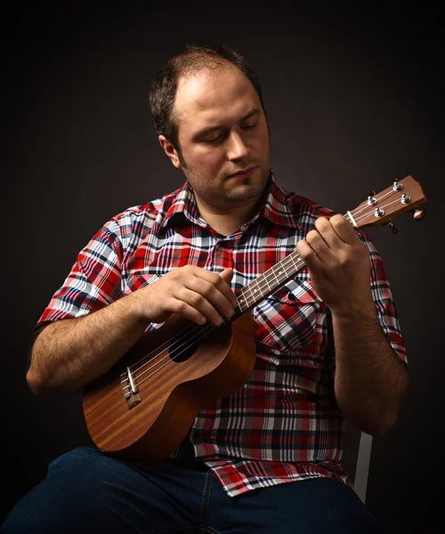 Retrato de músico com ukulele — Fotografia de Stock