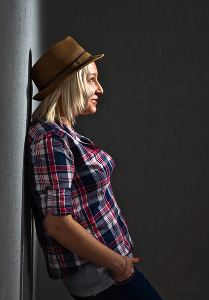 Jonge vrouw in geruit hemd — Stockfoto