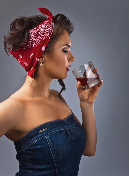 Donna con whisky — Foto Stock