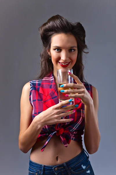 Mulher bonita nova com suco — Fotografia de Stock