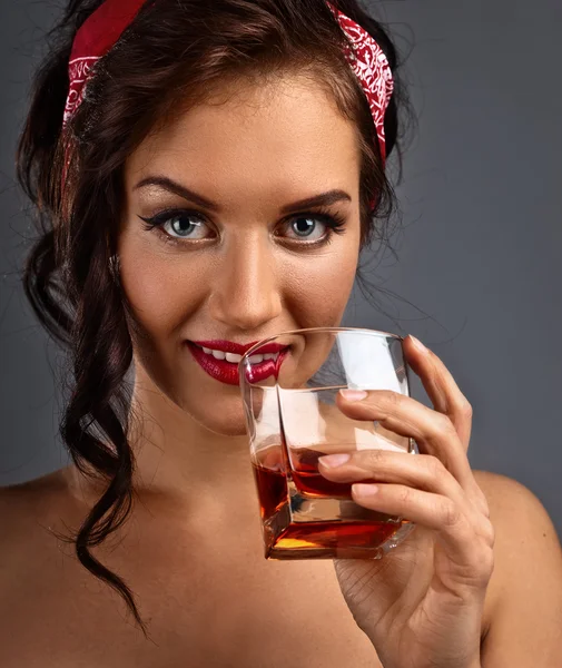 Vrouw met whisky — Stockfoto