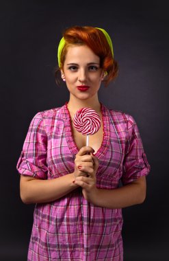 şeker ile genç güzel kadın