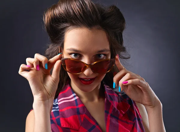 Jeune belle femme avec des lunettes de soleil — Photo