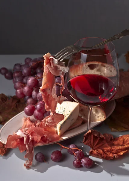 Jamón y vino tinto — Foto de Stock